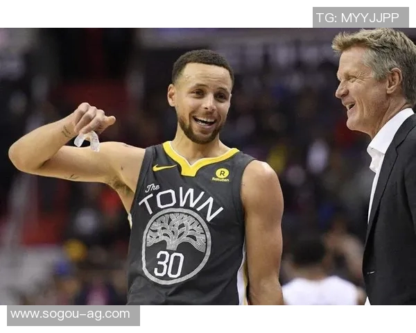 库里赞维金斯为勇士队传奇他的微笑传递团队精神与友谊 库里赞维金斯为勇士队传奇他的微笑传递团队精神与友谊